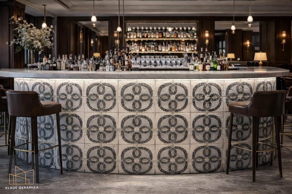 Bar modern me pllaka dekorative dhe ndriçim të integruar